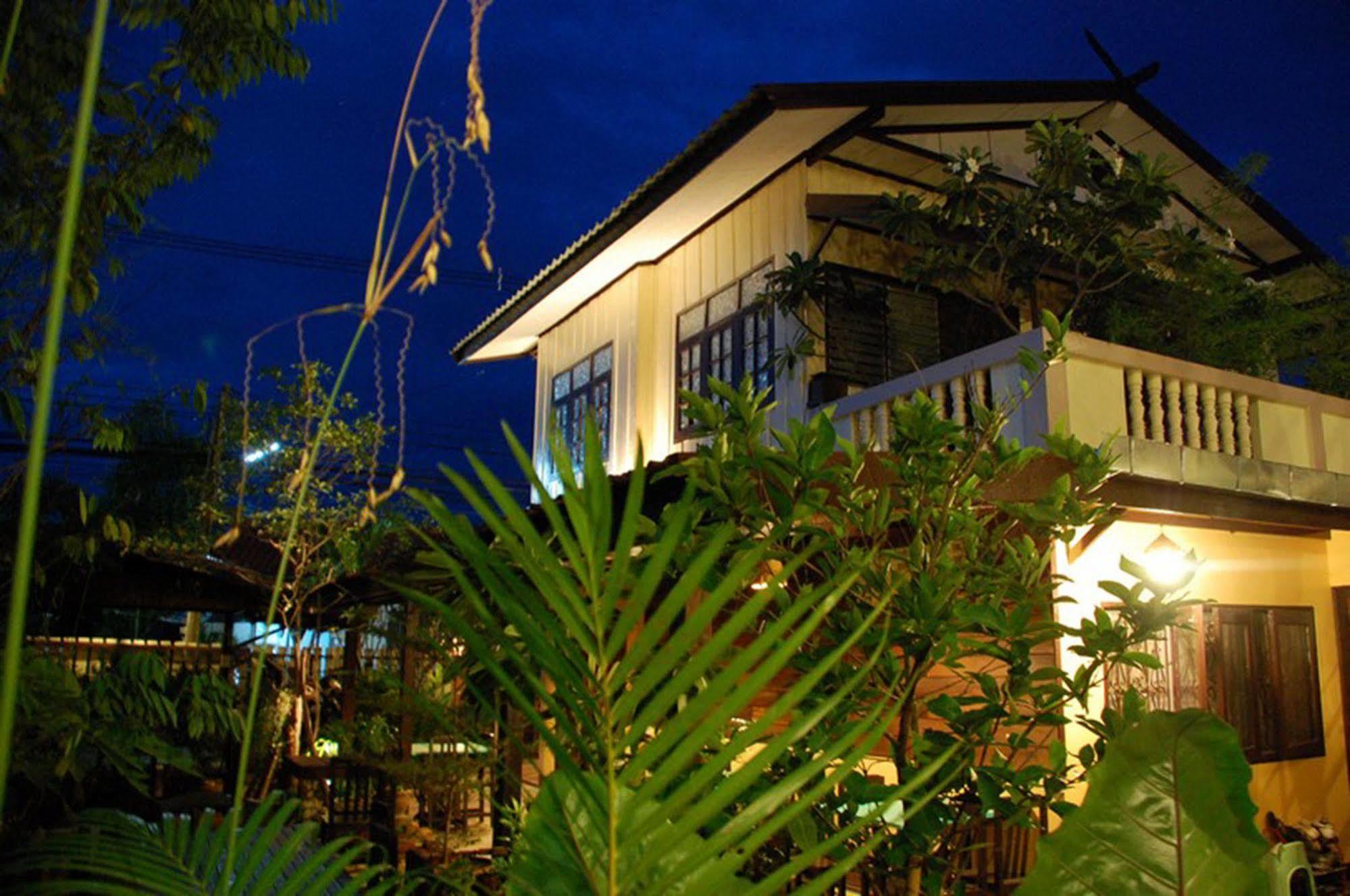 The Outside Inn Ubon Ratchathani Exterior foto
